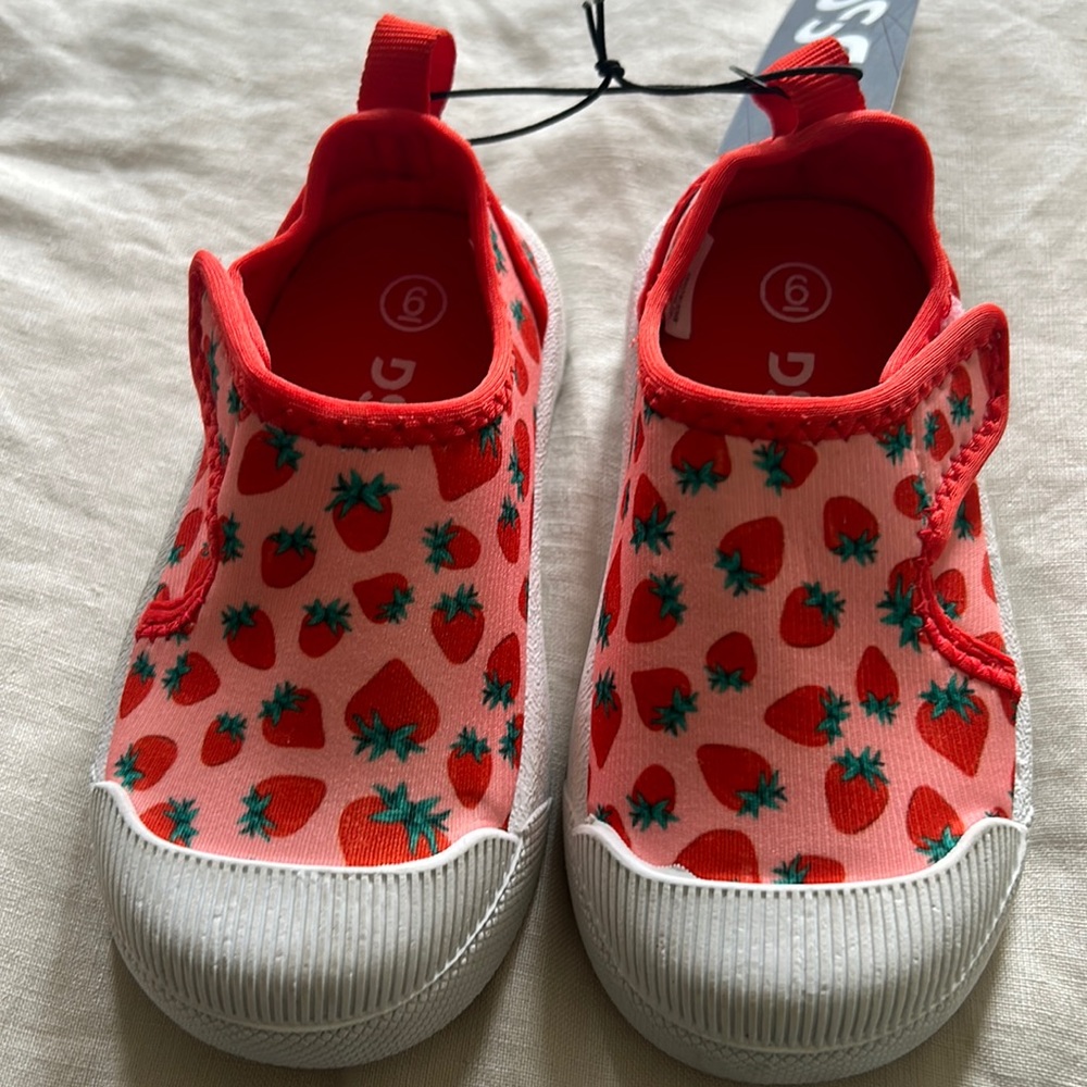 Toddler strawberry shoes size 6. New.